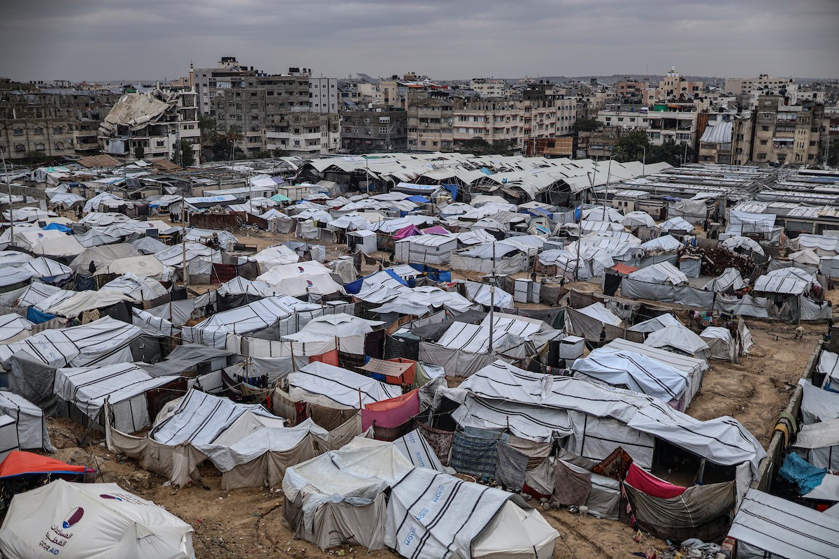 مشاهد عامة لخيام متداعية في مدينة غزة، حيث لم تعد توفر أي حماية من برد الشتاء القارس والأمطار الغزيرة. تسببت العاصفة الأخيرة في غمر آلاف الخيام بالمياه واقتلاعها في مدينة غزة. 29 ديسمبر/كانون الأول 2025. تصوير: عمر أشتوي