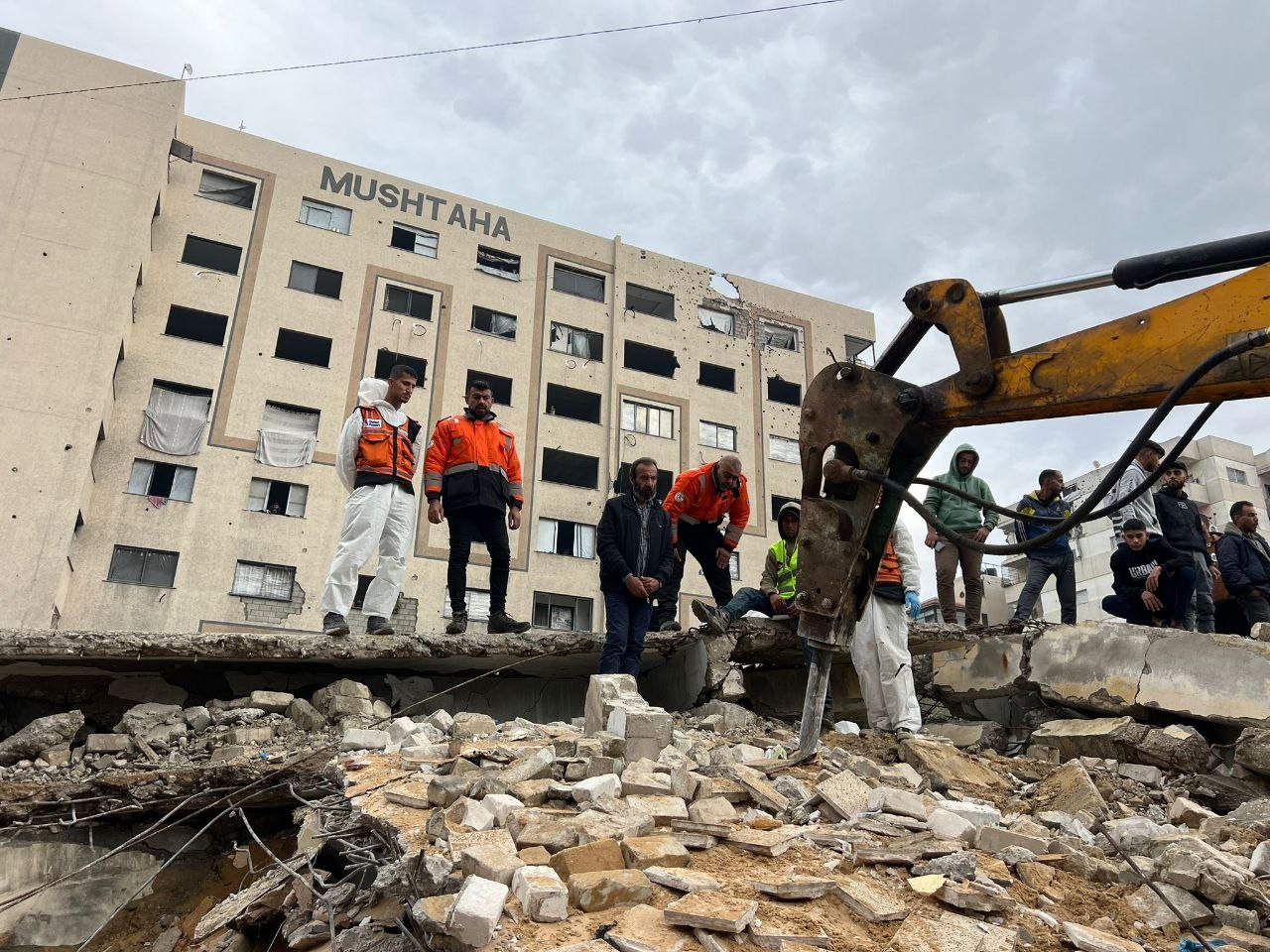 طواقم الدفاع المدني 3.jpg