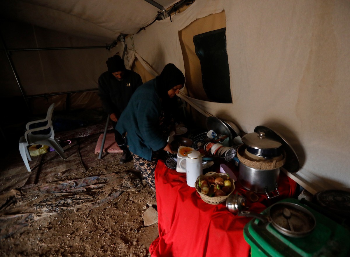 مياه الأمطار تغمر خيمة عائلة حرب التي أقامتها على أنقاض منزلهم الذي هدمه الجيش الإسرائيلي في 9 ديسمبر، في منطقة خلات الفرا، غرب يطا، جنوب الخليل، 29 ديسمبر/كانون الأول 2025. تصوير: مأمون وزواز