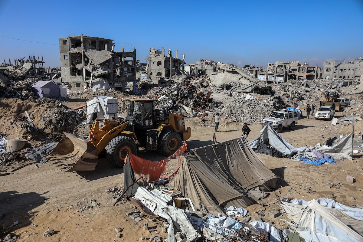 تُجري كتائب القسام واللجنة الدولية للصليب الأحمر ووفد مصري جهود بحث لانتشال جثث أسرى إسرائيليين في جباليا شمال قطاع غزة في الأول من ديسمبر/كانون الأول 2025