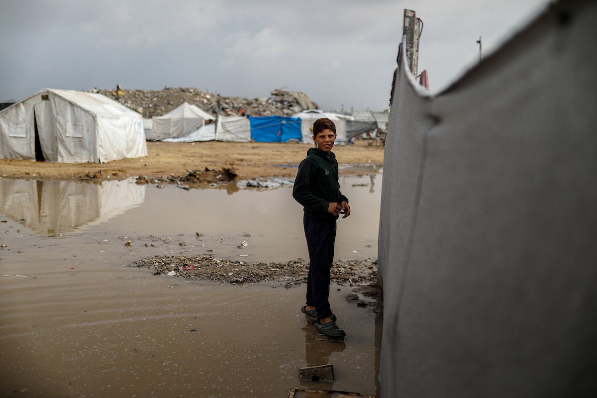 يُعاني النازحون الفلسطينيون من الفيضانات التي اجتاحت خيامهم إثر هطول أمطار غزيرة في غزة، 11 ديسمبر/كانون الأول 2025.