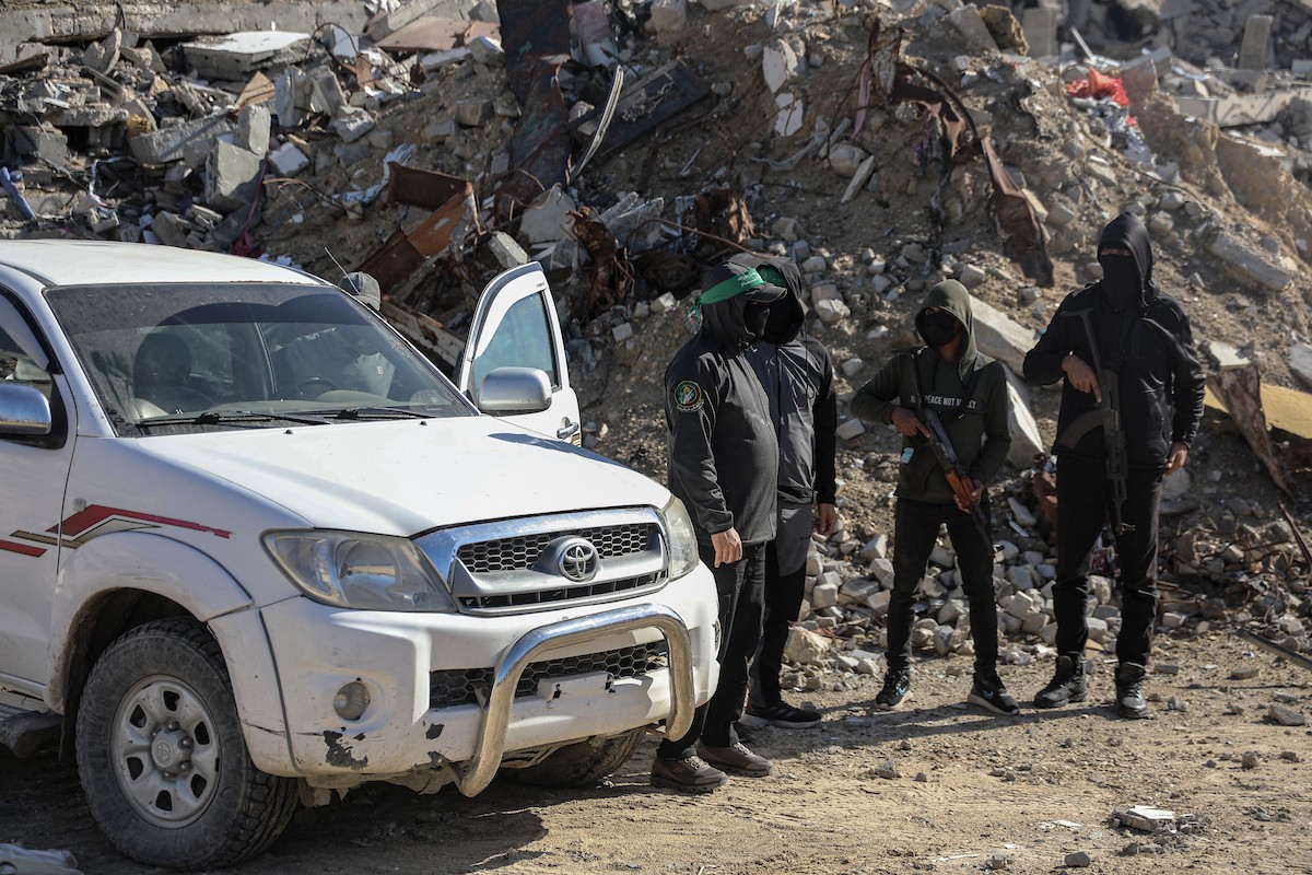 تُجري كتائب القسام واللجنة الدولية للصليب الأحمر ووفد مصري جهود بحث لانتشال جثث أسرى إسرائيليين في جباليا شمال قطاع غزة في الأول من ديسمبر/كانون الأول 2025