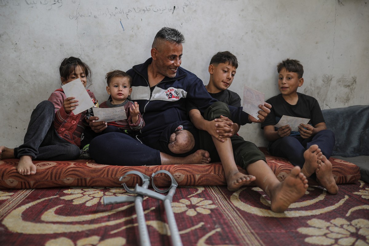 مجدي ريحان، الفلسطيني مبتور الساق، البالغ من العمر 44 عامًا، يعيش مع أطفاله الأربعة في مخيم جباليا شمال غزة بعد استشهاد.jpg