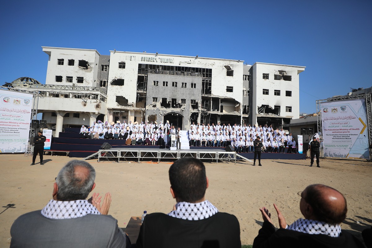 حفل تخرج للأطباء الحاصلين على البورد الفلسطيني في ساحة  الشفاء بمدينة غزة، 25 ديسمبر/كانون الأول 2025.تصوير: عمر أشتوي