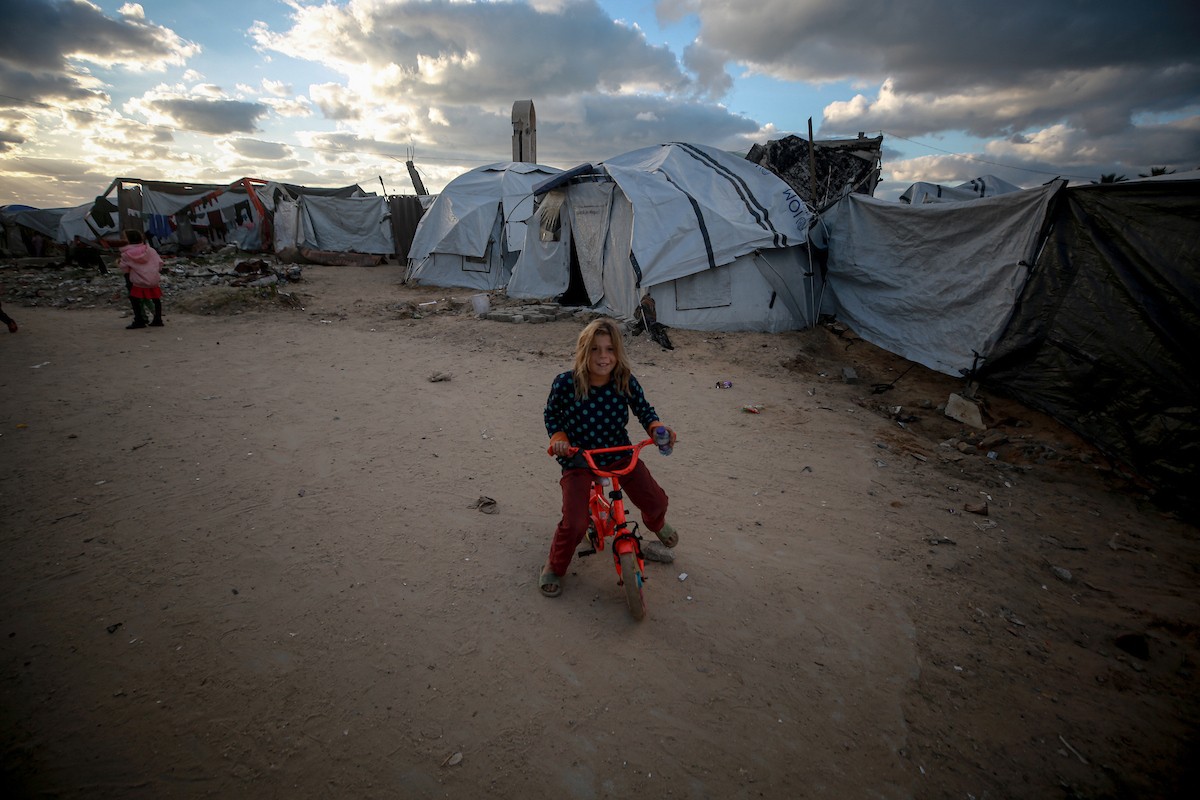 مشاهد عامة لخيام النازحين الفلسطينيين على شاطئ مدينة غزة، 19 ديسمبر/كانون الأول 2025، تصوير: عمر أشتوي