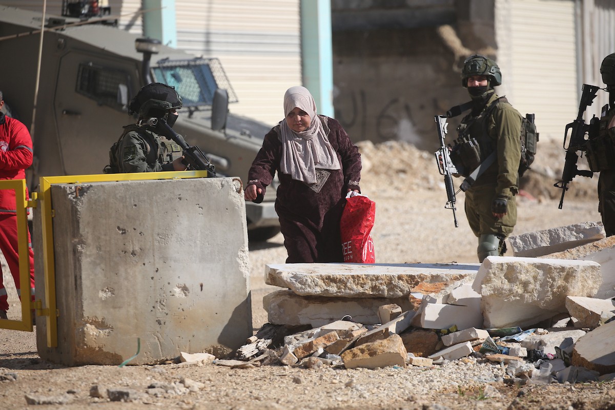 فلسطينيون يحملون أمتعتهم بعد إجبارهم على مغادرة منازلهم على يد القوات الإسرائيلية خلال مداهمة مخيم نور شمس للاجئين في طولكرم، بالضفة الغربية المحتلة، في 17 ديسمبركانون الأول 2025. صورة محمد ناصر