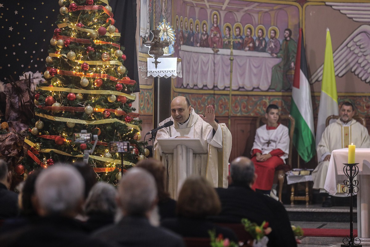 مسيحيون فلسطينيون يحضرون قداس عيد الميلاد في الدير اللاتيني بمدينة غزة في 24 ديسمبر/كانون الأول 2025. صورة: عمر أشتوي
