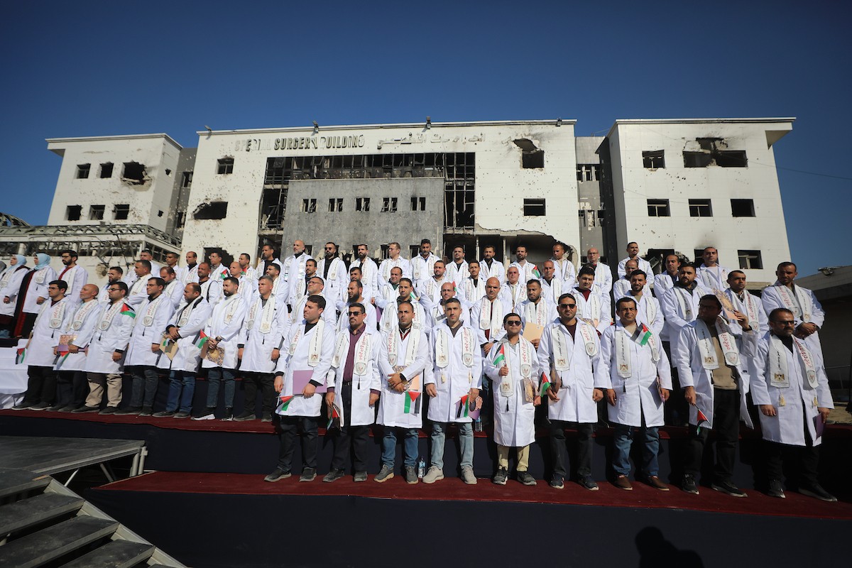 حفل تخرج للأطباء الحاصلين على البورد الفلسطيني في ساحة  الشفاء بمدينة غزة، 25 ديسمبر/كانون الأول 2025.تصوير: عمر أشتوي