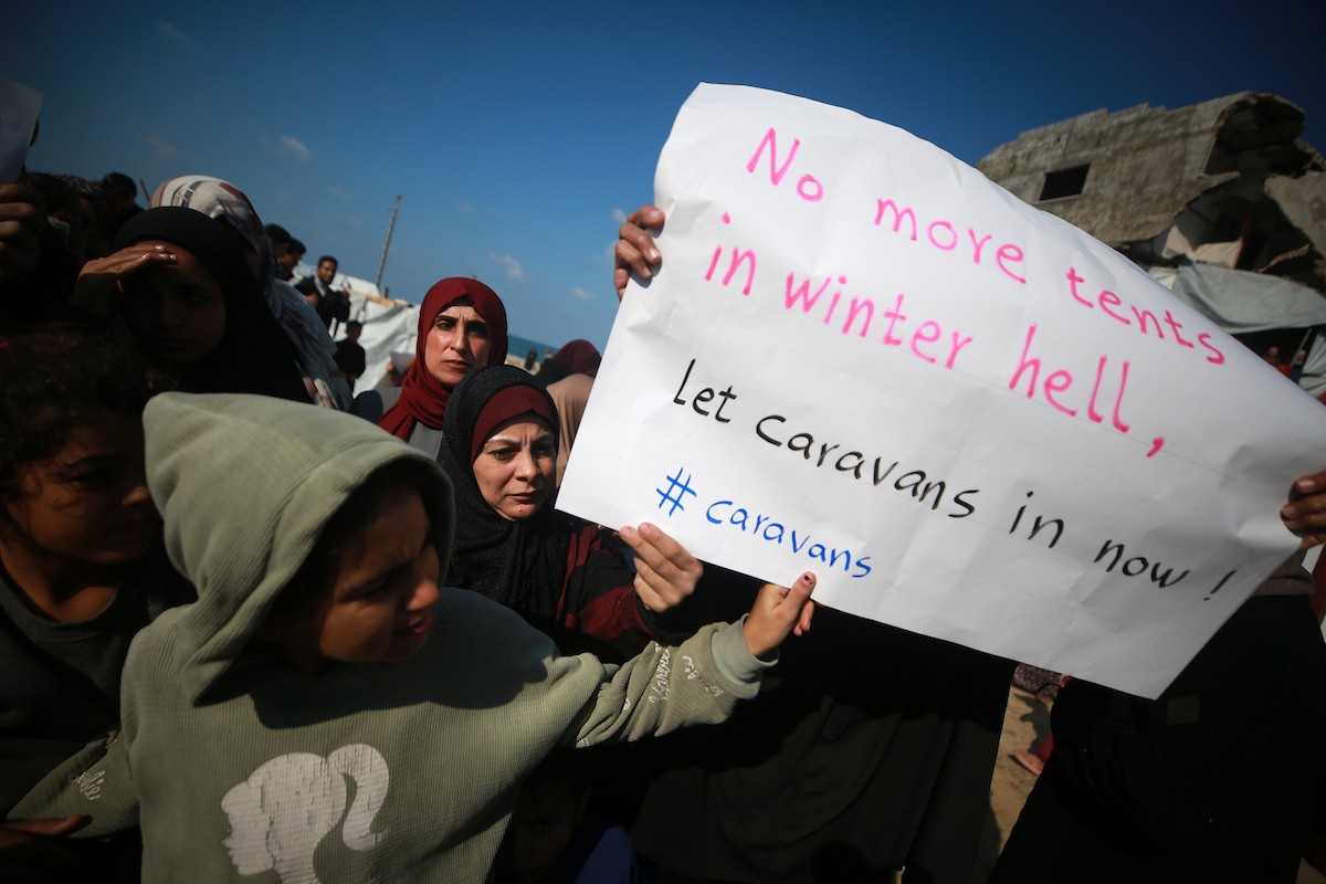 وقفة احتجاجية في غزة تطالب بتسريع جهود إعادة الإعمار وإدخال بيوت متنقلة بدلاً من الخيام التي لا تصلح للسكن في ظلّ موجة المنخفض الجوي التي تؤثر على قطاع غزة، 17 ديسمبر/كانون الأول 2025.صور: عمر أشتوي