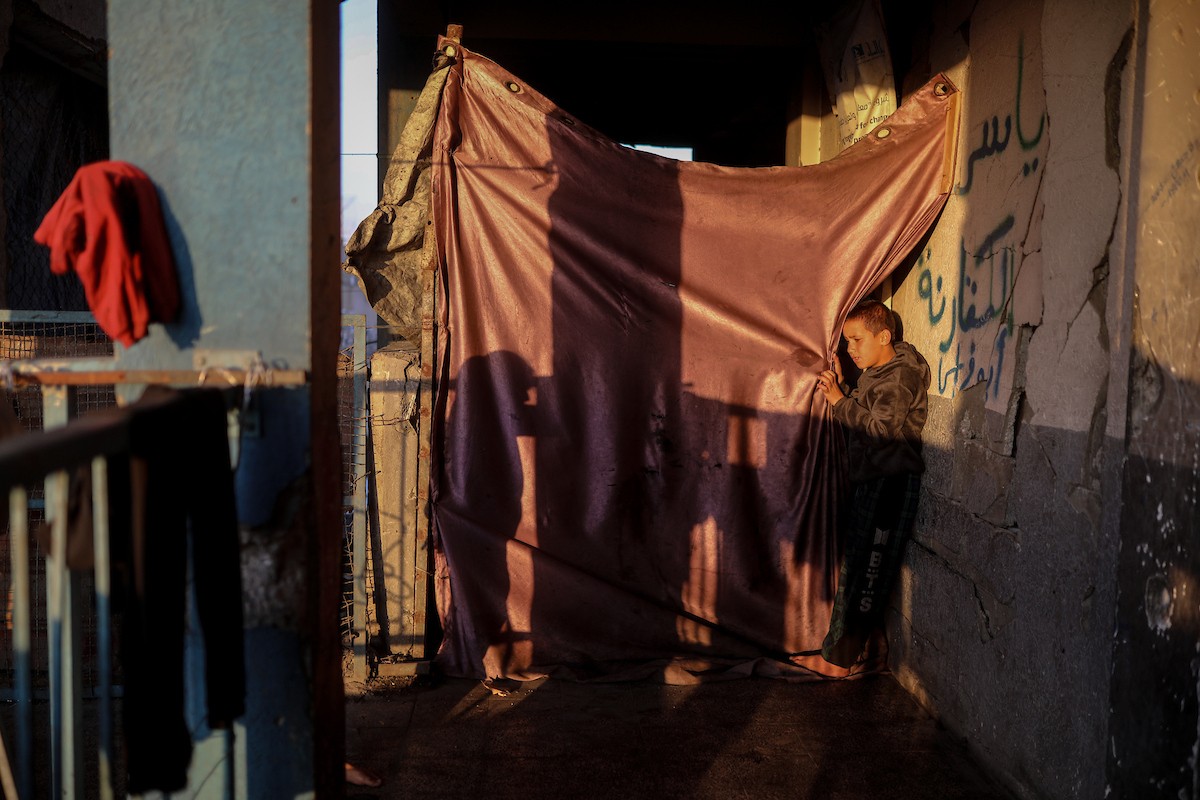 يواصل الفلسطينيون حياتهم اليومية في ظل ظروف صعبة في مدارس الأونروا بمدينة غزة في الأول من ديسمبر/كانون الأول 2025