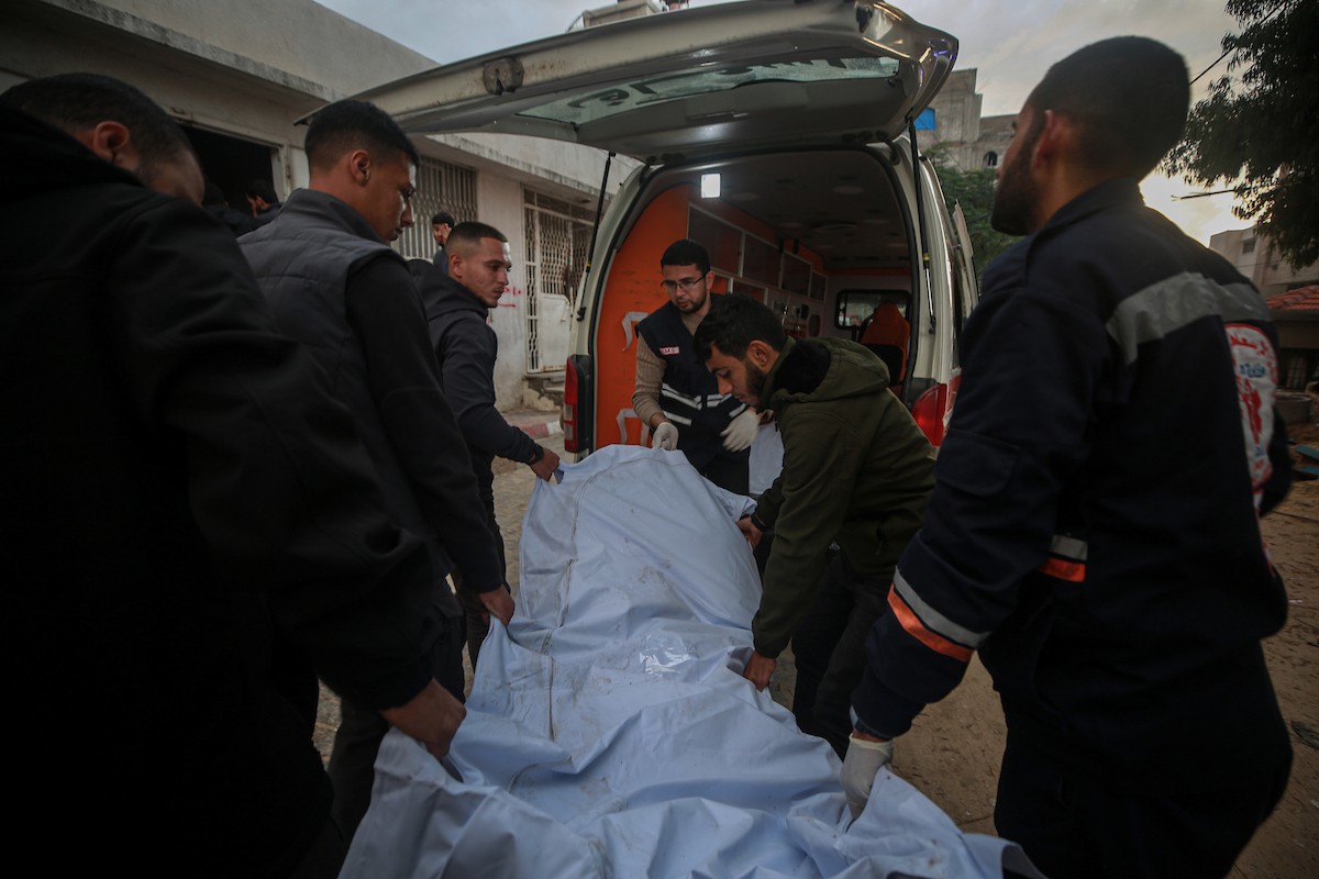 وصول عدد من الجثامين إلى مستشفى الشفاء في غزة عقب غارة جوية إسرائيلية استهدفت سيارة غرب مدينة غزة، في 13 ديسمبر/كانون الأول 2025.صور: عمر أشتوي