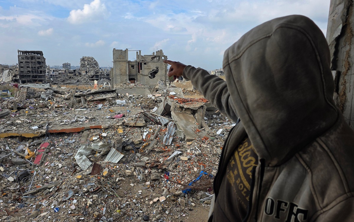 عائلة فلسطينية تحتمي من برد الشتاء القارس في خيمة نصبتها فوق منزلها المدمر قرب الخط الأصفر في خان يونس، جنوب قطاع غزة، ١٧ ديسمبر/كانون الأول ٢٠٢٥. تصوير: طارق محمد/وكالة الأنباء الفلسطينية (APA )