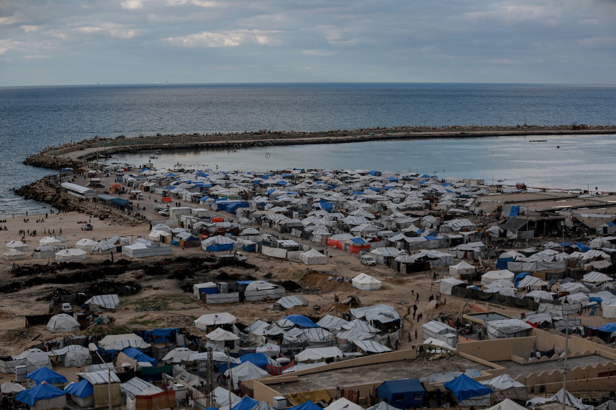 مشاهد عامة لخيام النازحين الفلسطينيين على شاطئ مدينة غزة، 19 ديسمبر/كانون الأول 2025، تصوير: عمر أشتوي