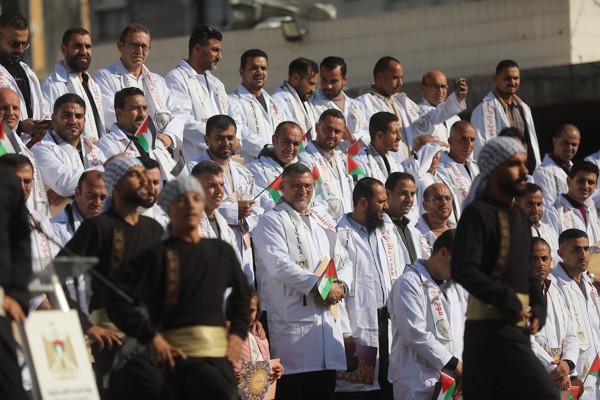 حفل تخرج للأطباء الحاصلين على البورد الفلسطيني في ساحة  الشفاء بمدينة غزة، 25 ديسمبر/كانون الأول 2025.تصوير: عمر أشتوي