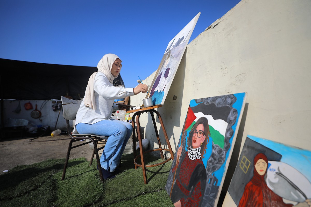 الطفلة النازحة سارة سعدة (14 عامًا) تمارس شغفها الفني بالرسم في خيمتها بمدينة غزة،23 ديسمبر/كانون الأول 2025 تصوير: عمر أشتوي