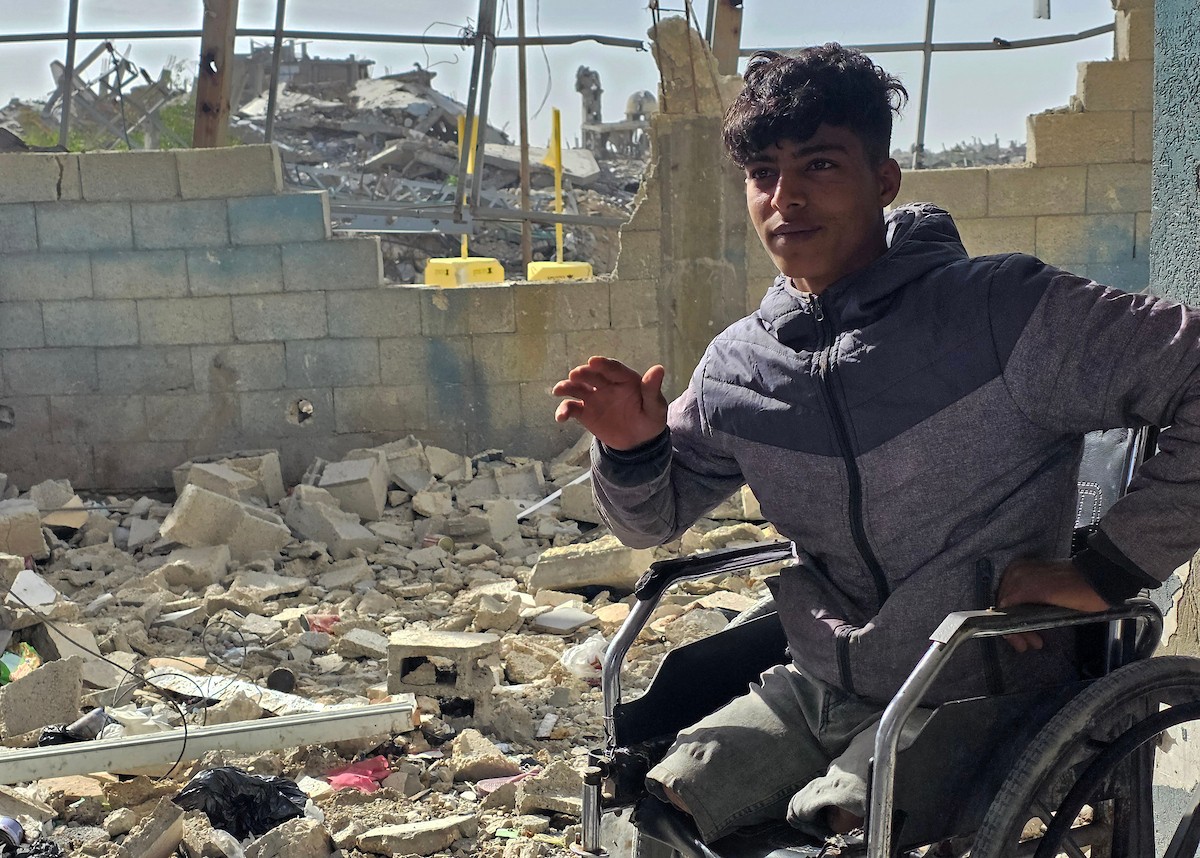 الجيش الإسرائيلي يعيد وضع الكتل الخرسانية الصفراء المُستخدمة لترسيم خط الانسحاب المؤقت داخل قطاع غزة، في بلدة بني سهيلة شرق خان يونس . تصوير: طارق محمد