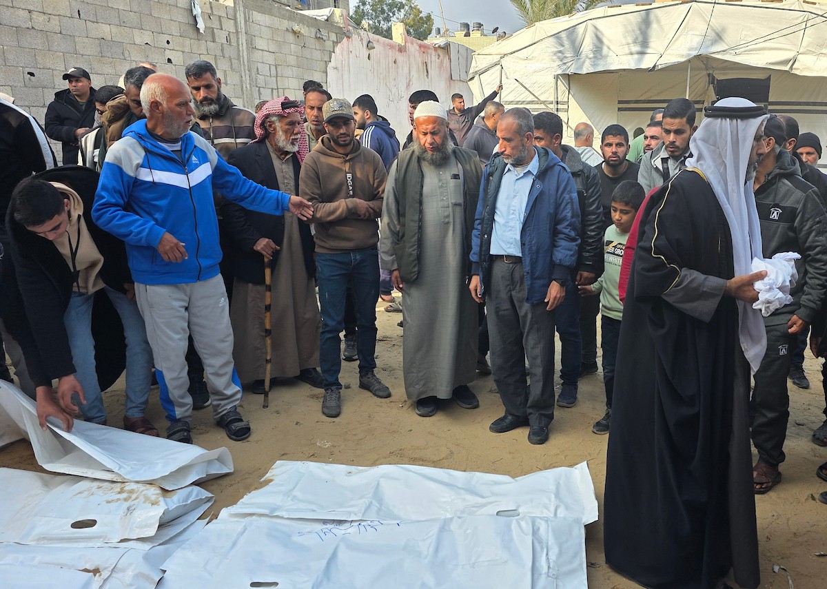 شارك فلسطينيون في جنازة 25 فلسطينياً، بينهم الصحفية هبة العبادلة، الذين فقدوا أرواحهم بعد استهداف منازلهم في غارة جوية إسرائيلية، ثم انتشالهم لاحقاً من تحت الأنقاض، في خان يونس، جنوب قطاع غزة، في 26 ديسمبر/كانون الأول 2025. (صورة: طارق محمد)