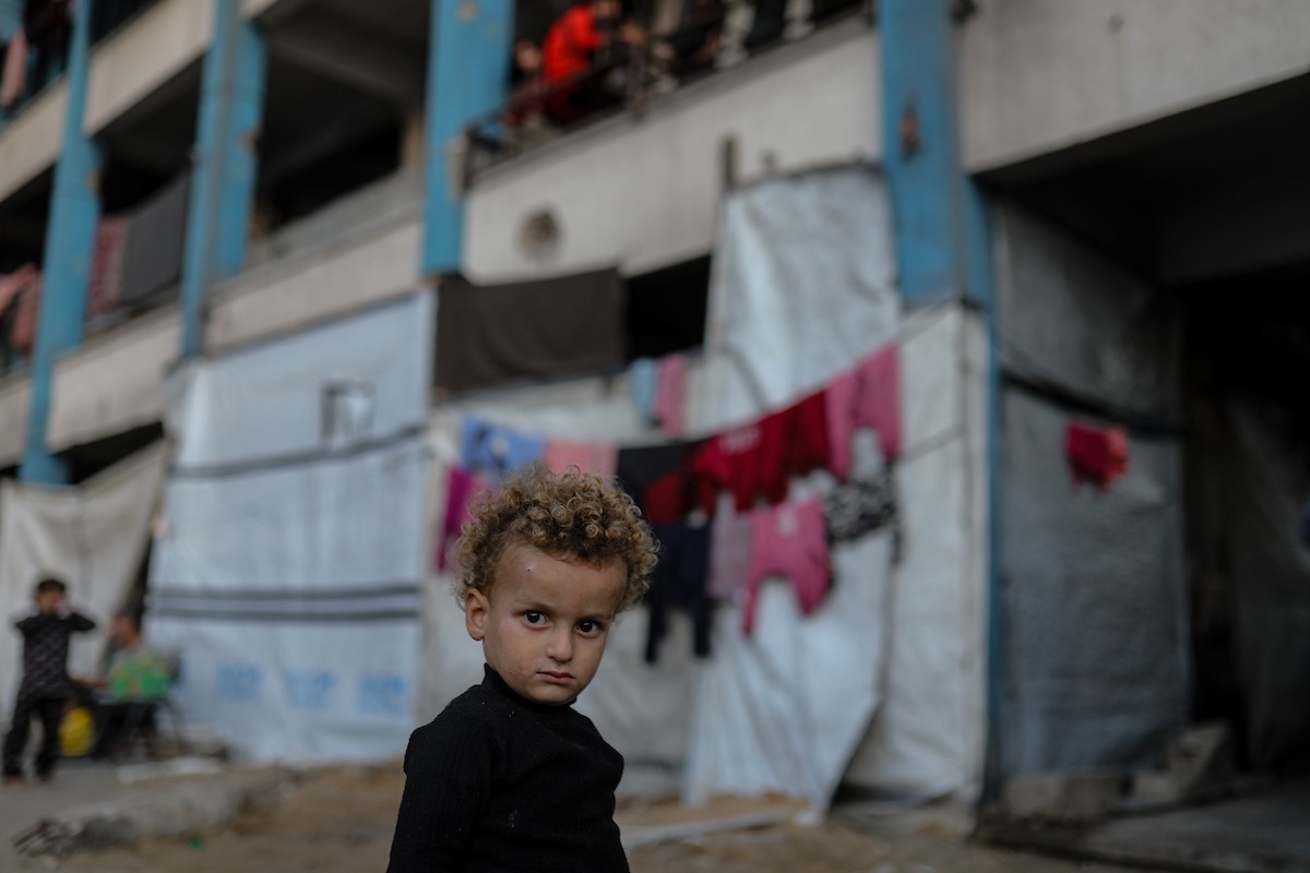 يواصل الفلسطينيون حياتهم اليومية في ظل ظروف صعبة في مدارس الأونروا بمدينة غزة في الأول من ديسمبر/كانون الأول 2025