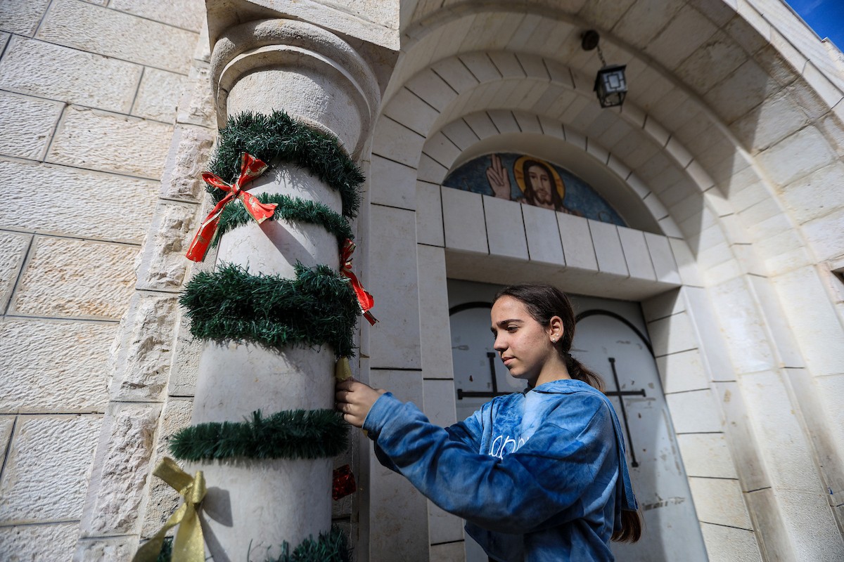 المسيحيون الفلسطينيون يزينون كنيسة دير اللاتين في مدينة غزة، في ظل الظروف الصعبة التي يمر بها القطاع المحاصر، استعدادًا لاحتفالات رأس السنة، ويواصلون استعداداتهم رغم الصعوبات التي يواجهها. 9 ديسمبر/كانون الأول 2025. تصوير: عمر أشتوي
