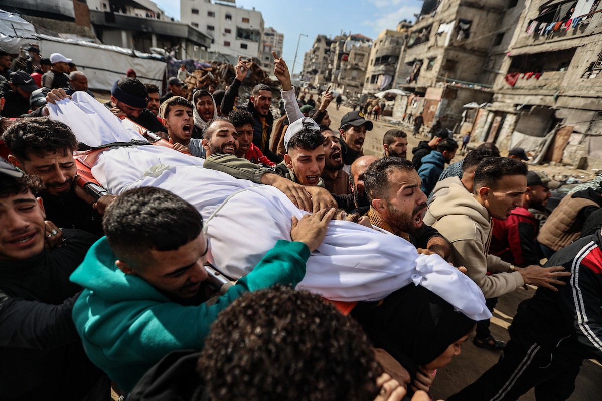 ودّع مواطنون فلسطينيون جثمان محمد بكر (35 عامًا)، وهو صياد، بعد استشهاده بنيران البحرية الإسرائيلية التي استهدفت قوارب صيد قبالة سواحل مدينة غزة، في 30 ديسمبر/كانون الأول 2025. صورة: عمر أشتوي