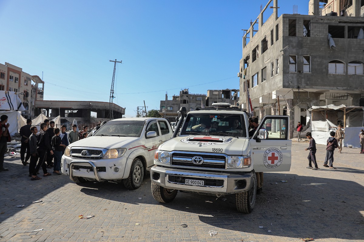 تُجري كتائب القسام واللجنة الدولية للصليب الأحمر ووفد مصري جهود بحث لانتشال جثث أسرى إسرائيليين في جباليا شمال قطاع غزة في الأول من ديسمبر/كانون الأول 2025