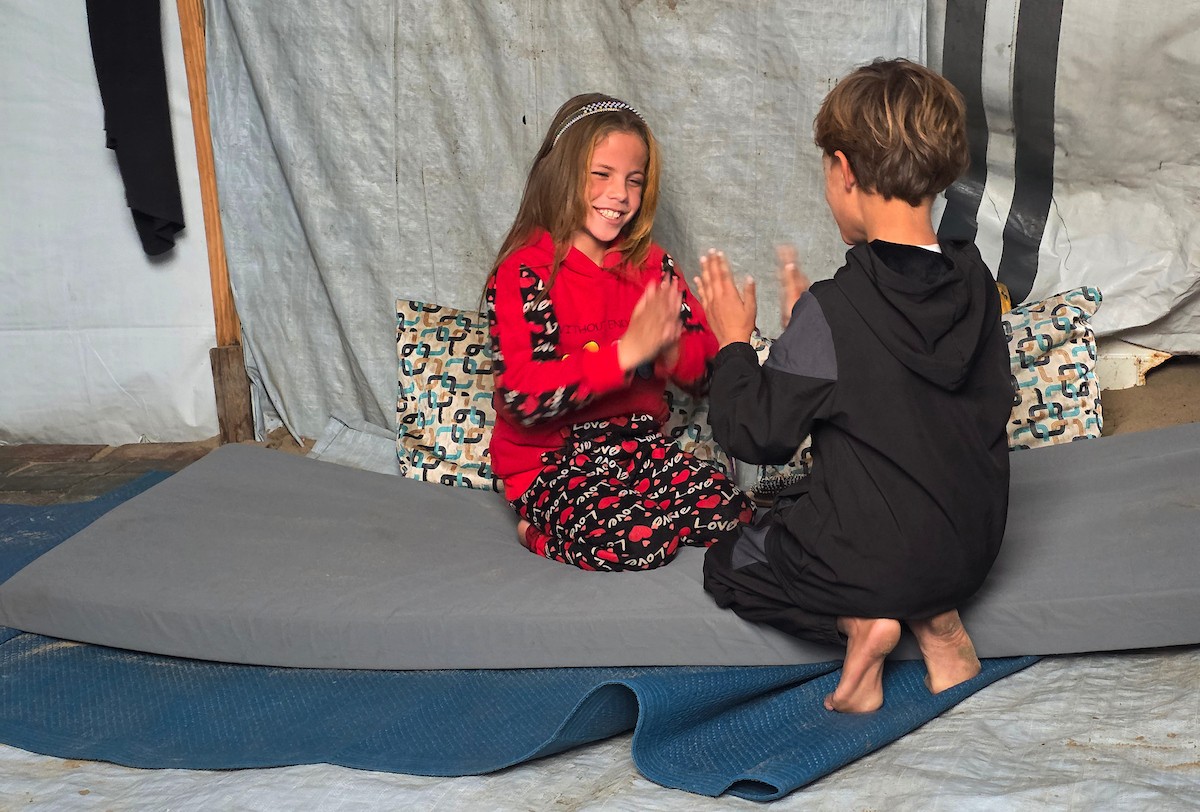 أطفالٌ نجوا من الحرب، تيتموا عن آبائهم وأمهاتهم، يتطلعون إلى عام ٢٠٢٦ بأملٍ كبير، حاملين أحلامًا بسيطة بسلامٍ آمنٍ ودائم، خان يونس، جنوب قطاع غزة، ٣٠ ديسمبر ٢٠٢٥، تصوير: طارق محمد (APA )