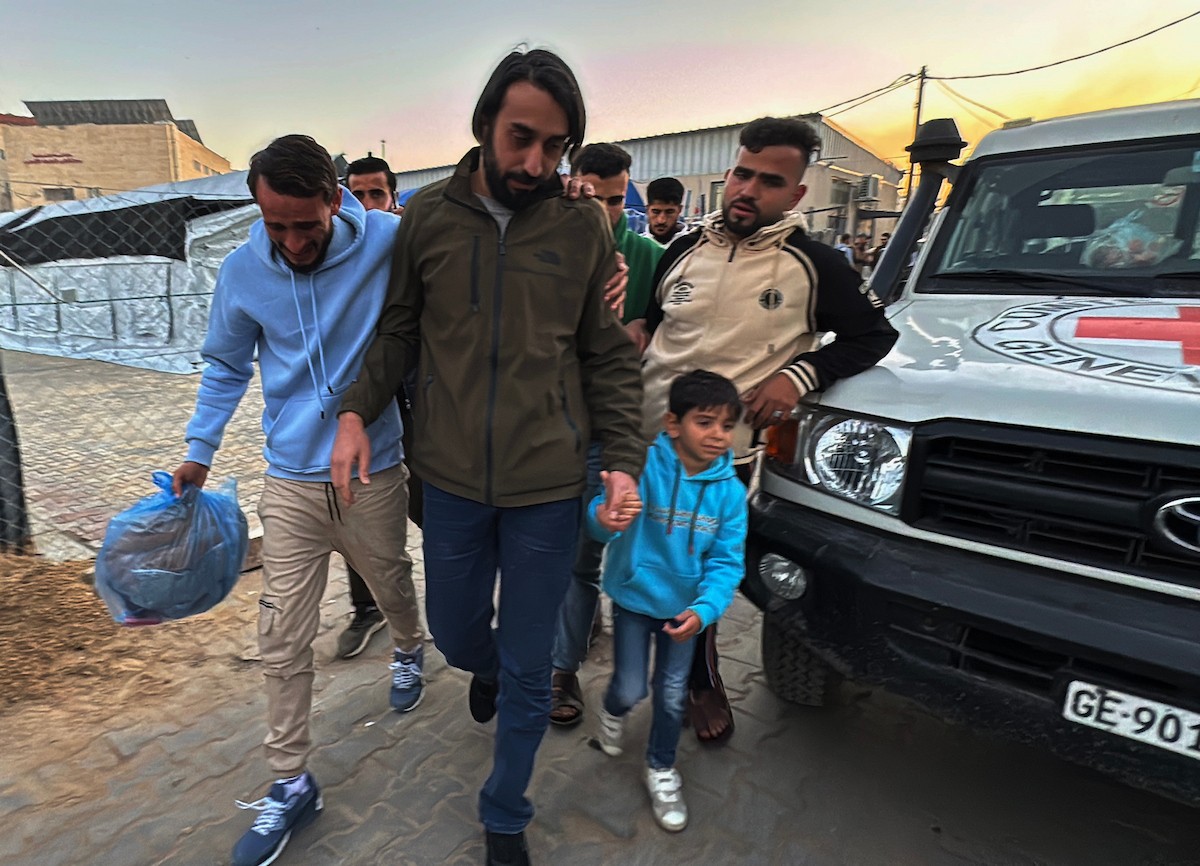 نقل أسرى فلسطينيين أفرج عنهم الجيش الإسرائيلي بواسطة سيارات تابعة للصليب الأحمر إلى مستشفى شهداء الأقصى لإجراء فحوصات طبية في دير البلح، وسط قطاع غزة، في 21 ديسمبر/كانون الأول 2025. (صورة: أحمد إبراهيم/ apa)