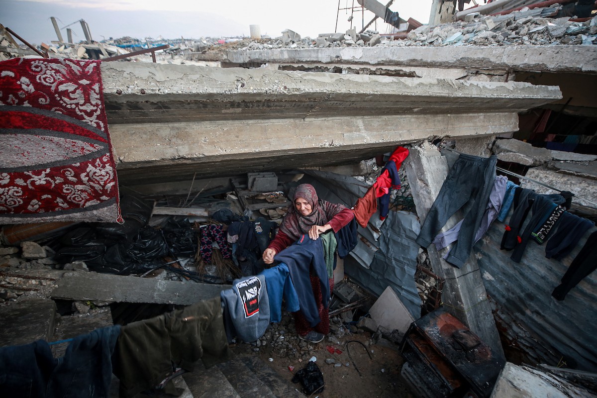 يحاول الفلسطينيون الحفاظ على حياتهم اليومية في مبانٍ مدمرة جزئيًا بعد أن غمرت الأمطار الغزيرة الخيام التي تؤوي نازحين في جباليا، شمال قطاع غزة، في 14 ديسمبر/كانون الأول 2025. صور: عمر أشتوي