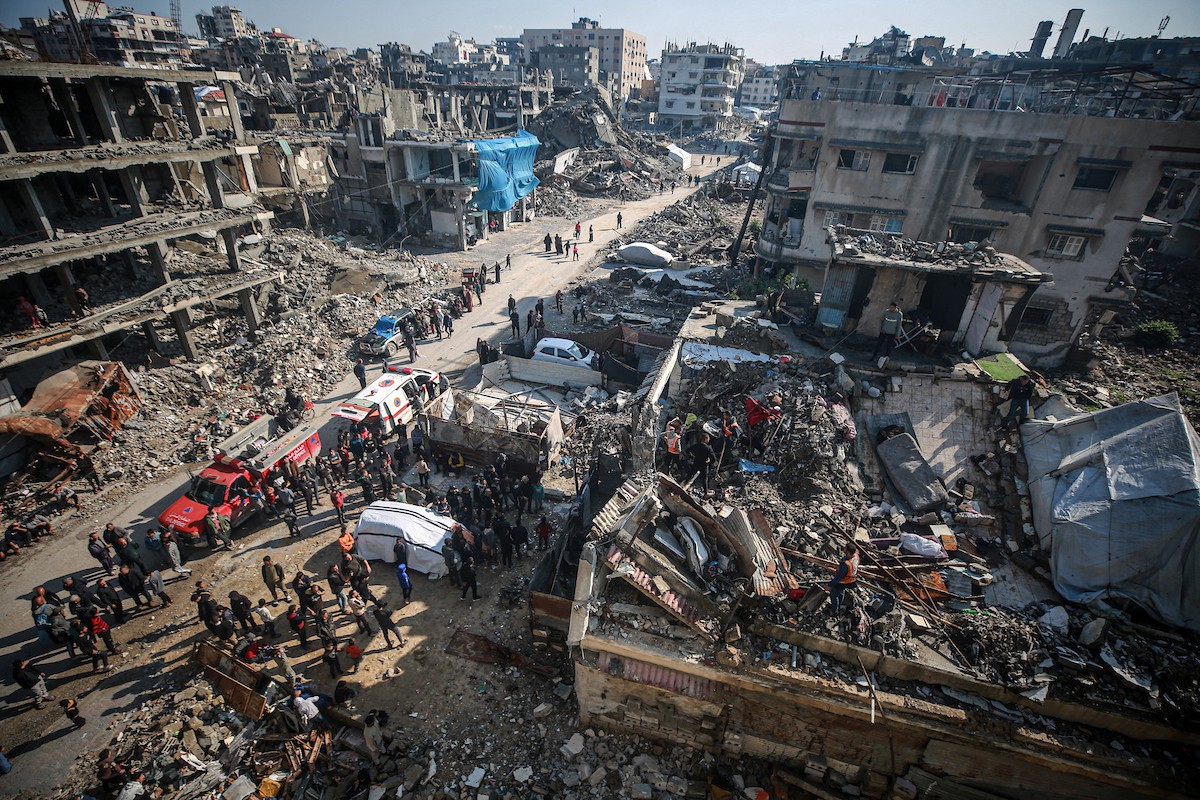 عمليات بحث وإنقاذ في مبنى سكني انهار في مخيم الشاطئ، مدينة غزة، 16 ديسمبر/كانون الأول 2025. صورة: عمر أشتوي