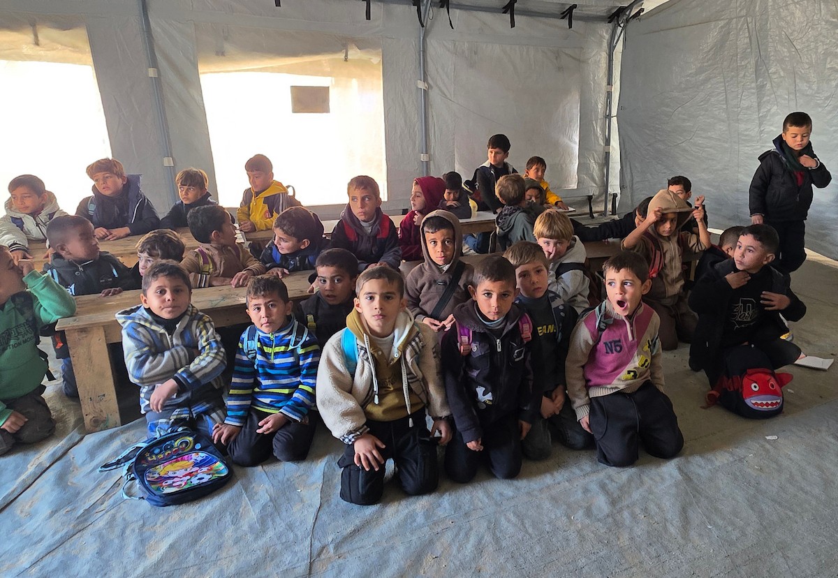 يدرس الطلاب داخل 