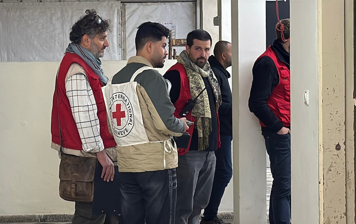 نقل أسرى فلسطينيين أفرج عنهم الجيش الإسرائيلي بواسطة سيارات تابعة للصليب الأحمر إلى مستشفى شهداء الأقصى لإجراء فحوصات طبية في دير البلح، وسط قطاع غزة، بتاريخ 28 ديسمبر/كانون الأول 2025. تصوير: أحمد إبراهيم