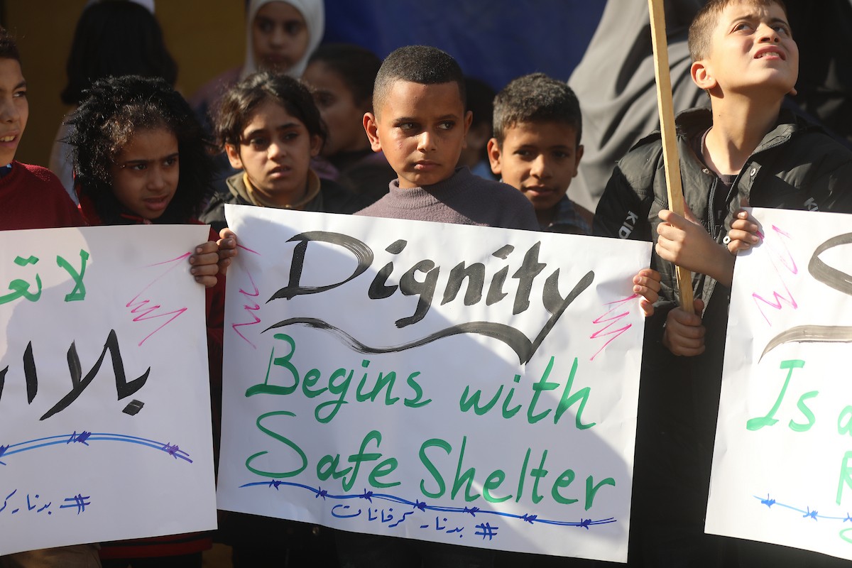 شارك أطفال فلسطينيون في احتجاج بمدينة غزة، مطالبين ببيئة تعليمية آمنة وكريمة بدلاً من الخيام التي يتلقون فيها دروسهم حالياً، ديسمبر/كانون الأول 2025. تصوير: عمر أشتوي