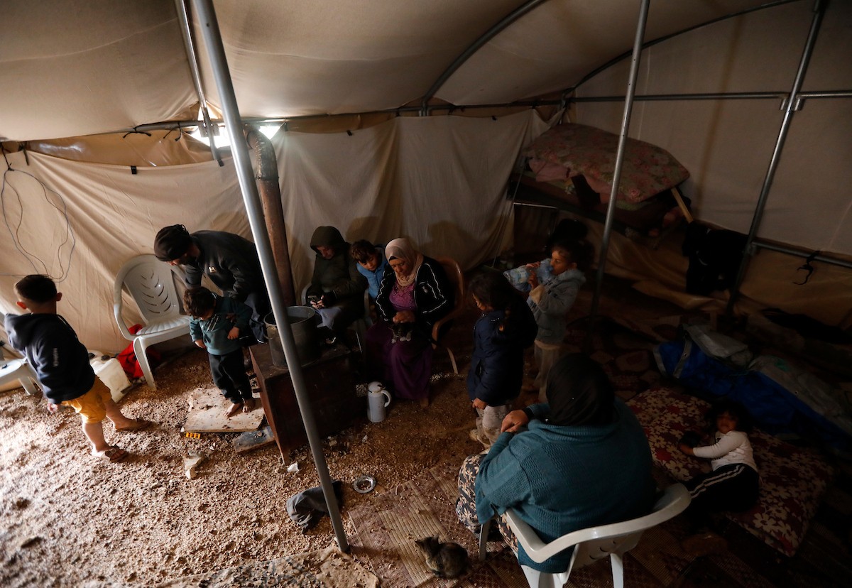 مياه الأمطار تغمر خيمة عائلة حرب التي أقامتها على أنقاض منزلهم الذي هدمه الجيش الإسرائيلي في 9 ديسمبر، في منطقة خلات الفرا، غرب يطا، جنوب الخليل، 29 ديسمبر/كانون الأول 2025. تصوير: مأمون وزواز