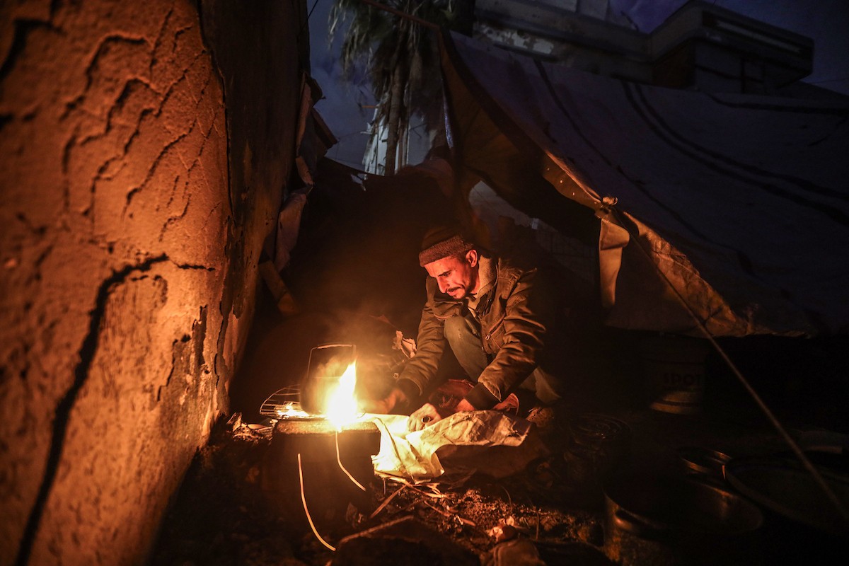 عائلات نازحة تتجمع حول النار للتدفئة في مدينة غزة في ظل الأجواء الباردة، 30 ديسمبر/كانون الأول 2025. تصوير: عمر أشتوي