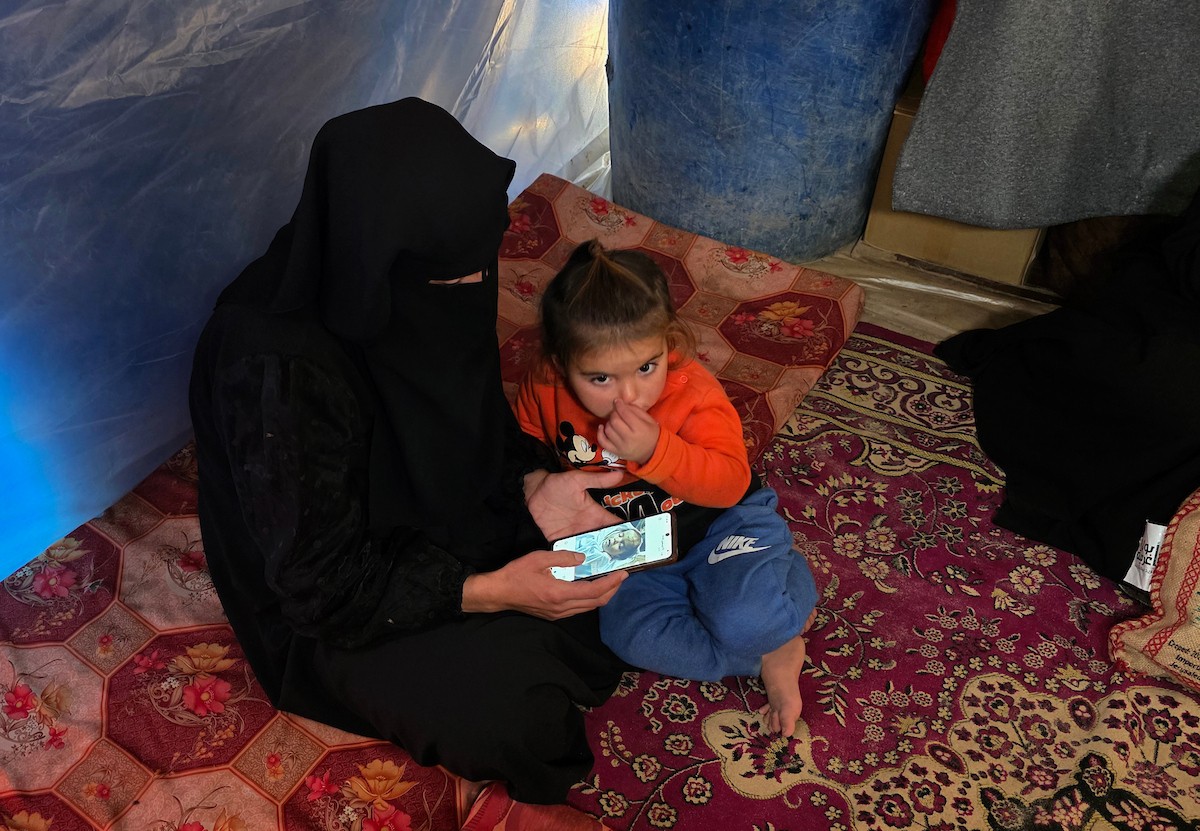 تروي عائلة الرضيعة الفلسطينية رهف أبو جزر الساعات الأخيرة من حياتها قبل وفاتها، بعد أن عانت من البرد القارس والأمطار الغزيرة في خيمة لجأوا إليها في خان يونس، جنوب قطاع غزة. ١٢ ديسمبر/كانون الأول ٢٠٢٥. صور: طارق محمد