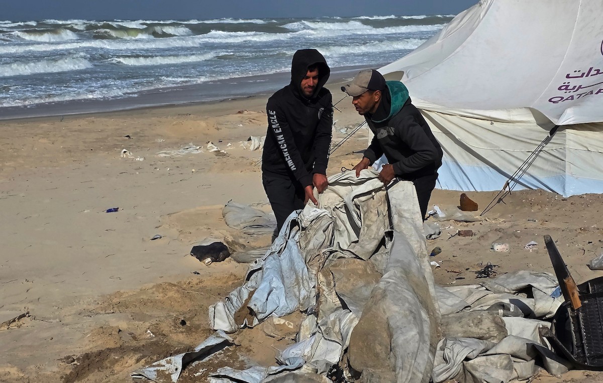 تواجه آلاف العائلات التي تعيش في خيام على شاطئ المواصي في خان يونس، جنوب قطاع غزة، مأساة إنسانية بعد أن جرفت مياه البحر خيامها، تاركةً الأطفال والنساء بلا مأوى.، 29 ديسمبر/كانون الأول 2025.صورة: طارق محمد