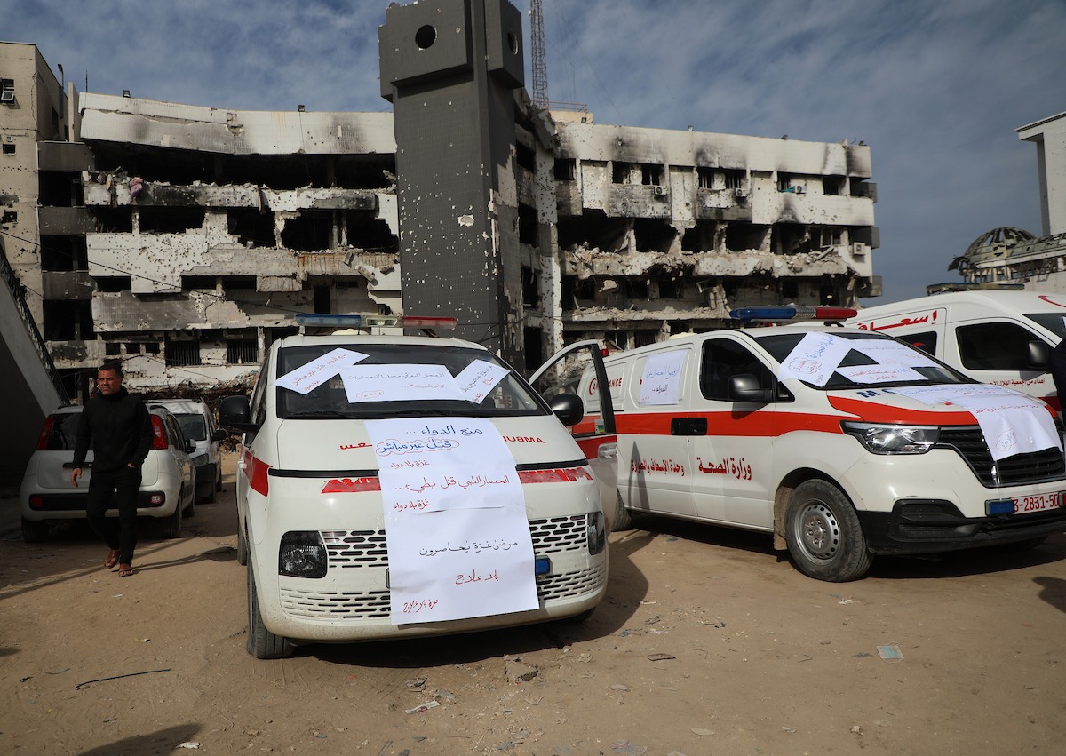 وقفة للطواقم الطبية في مستشفى الشفاء للمطالبة بإدخال الأدوية والمعدات الطبية إلى قطاع غزة 21، ديسمبر/كانون الأول 2025. تصوير: عمر أشتوي