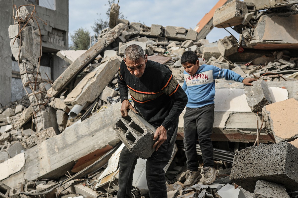 الفلسطيني أحمد المبحوح، مريض سرطان، يبني منزلاً طينياً بيديه في مخيم البريج للاجئين وسط قطاع غزة، 15 ديسمبر/كانون الأول 2025. عدسة: رمزي أبو عامر