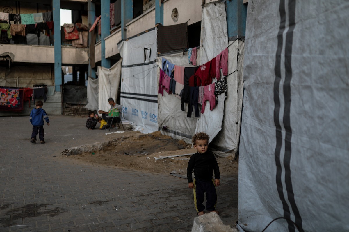 يواصل الفلسطينيون حياتهم اليومية في ظل ظروف صعبة في مدارس الأونروا بمدينة غزة في الأول من ديسمبر/كانون الأول 2025