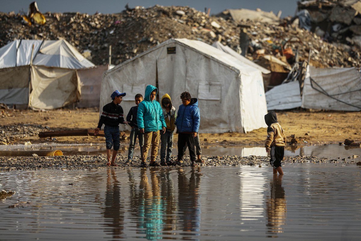 يُعاني النازحون الفلسطينيون من الفيضانات التي اجتاحت خيامهم إثر هطول أمطار غزيرة في غزة، 11 ديسمبر/كانون الأول 2025.