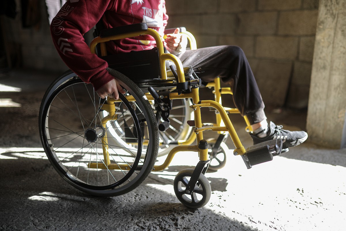 الطفل الفلسطيني محمد المبيض، البالغ من العمر ١٢ عامًا، والذي فقد ساقه في هجوم إسرائيلي على حي الزيتون بغزة.jpg