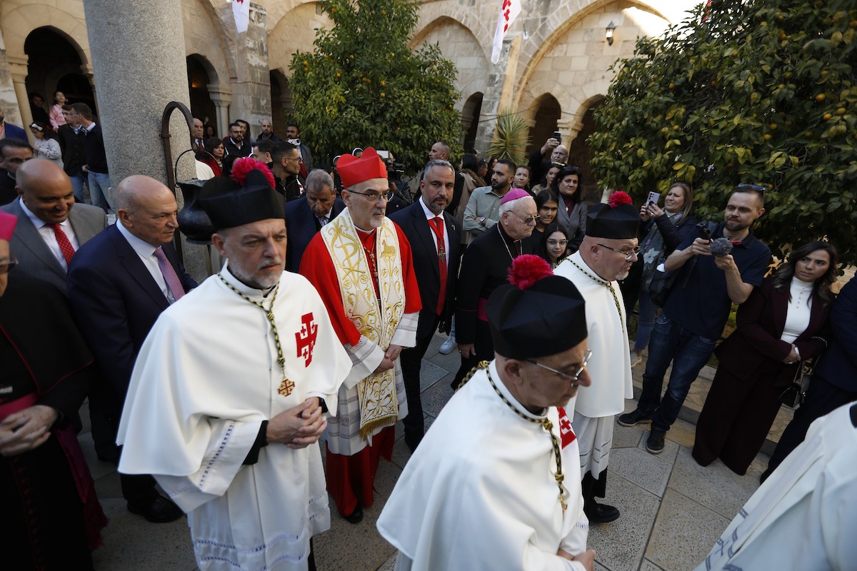 البطريرك اللاتيني للقدس، الكاردينال الإيطالي بييرباتيستا بيتسابالا يستقبل الحجاج والسياح لدى وصوله لترؤس قداس منتصف الليل في كنيسة المهد بمدينة بيت لحم، 24 ديسمبر/كانون الأول 2025،  (صور: مأمون وزواز/ apa)