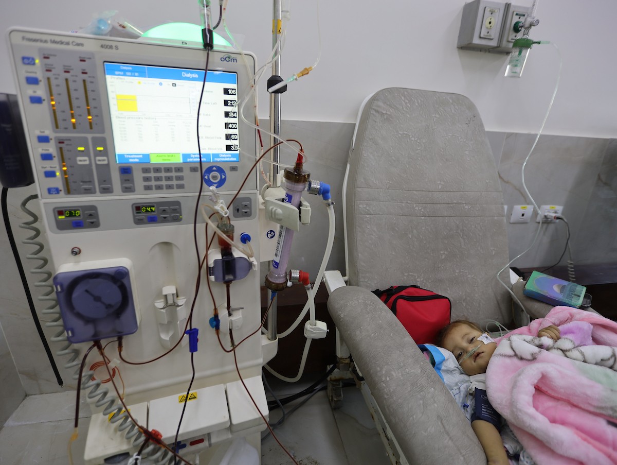 تتلقى الطفلة الفلسطينية سما أبو عجوة، المصابة بمرض نادر، رعاية طبية محدودة في مستشفى الشفاء بمدينة غزة، 19 ديسمبر/كانون الأول 2025. تصوير: عمر أشتوي