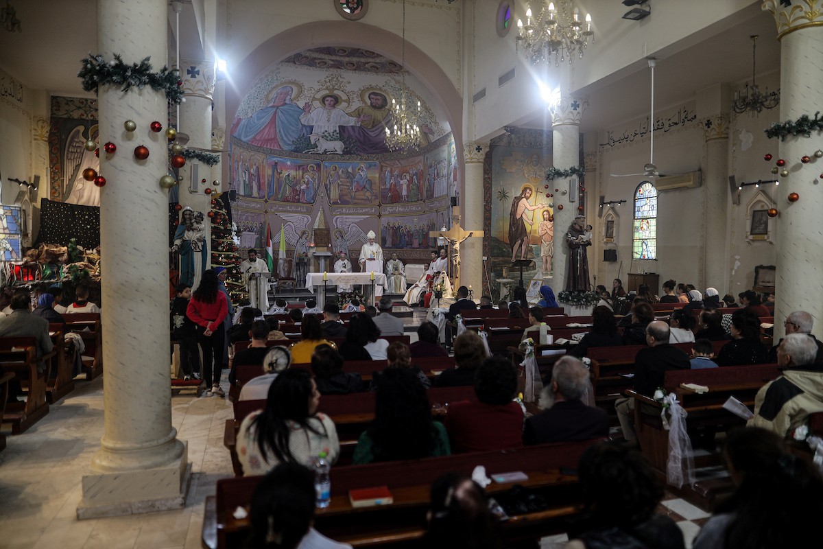 بطريرك اللاتين في القدس الكاردينال بييرباتيستا بيتسابالا يترأس قداس عيد الميلاد في غزة يوم الأحد 21 ديسمبر/كانون الأول 2025.تصوير: عمر أشتوي