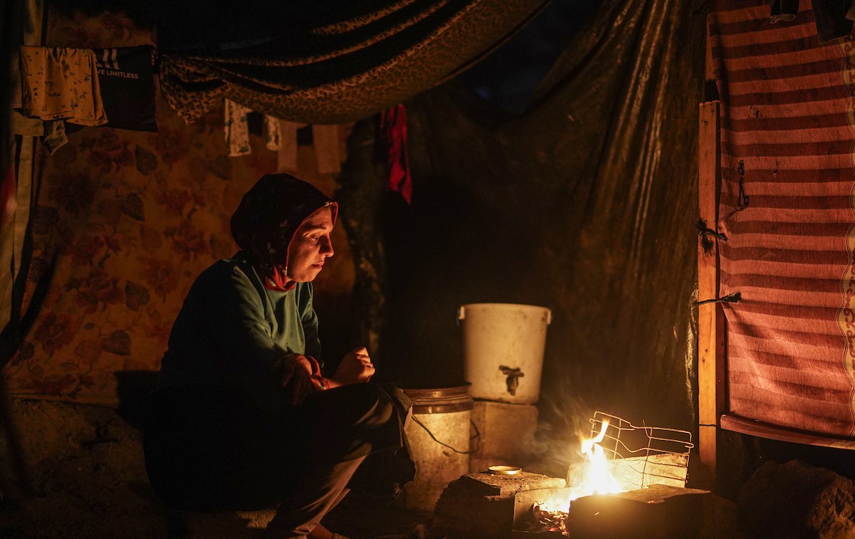 يعيش الفلسطينيون حياتهم اليومية الصعبة ليلاً في خيام نصبت في شوارع مدينة غزة، 5 ديسمبر/كانون الأول 2025.تصوير: عمر أشتوي