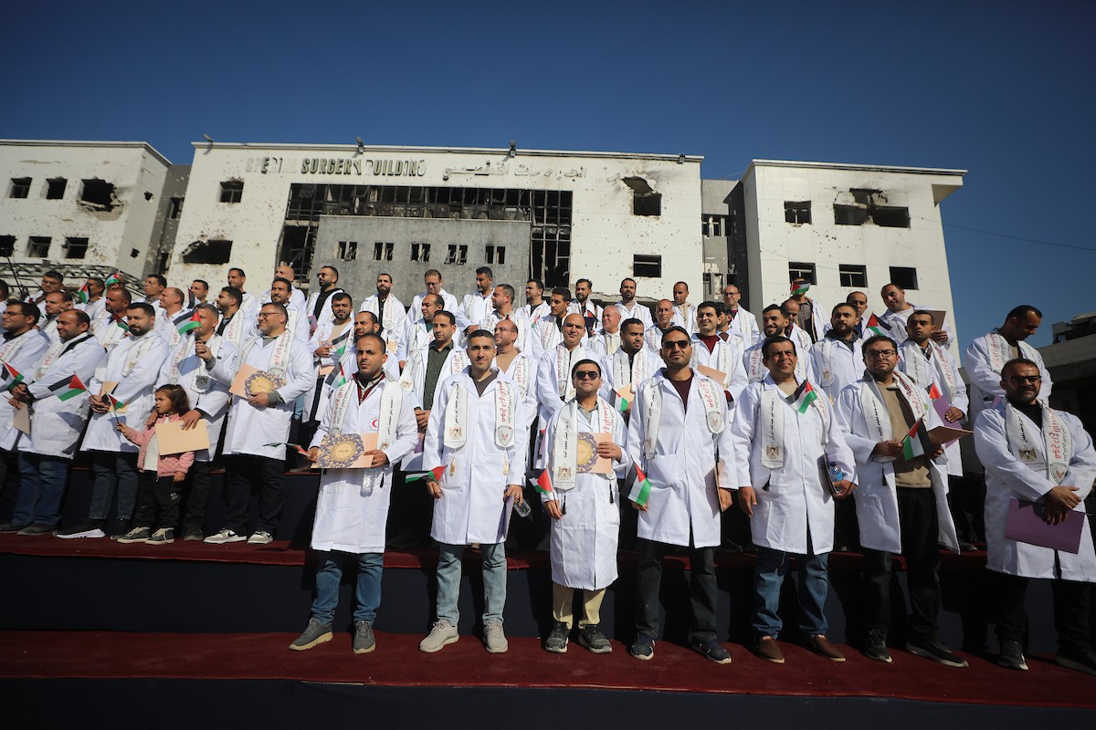 حفل تخرج للأطباء الحاصلين على البورد الفلسطيني في ساحة  الشفاء بمدينة غزة، 25 ديسمبر/كانون الأول 2025.تصوير: عمر أشتوي