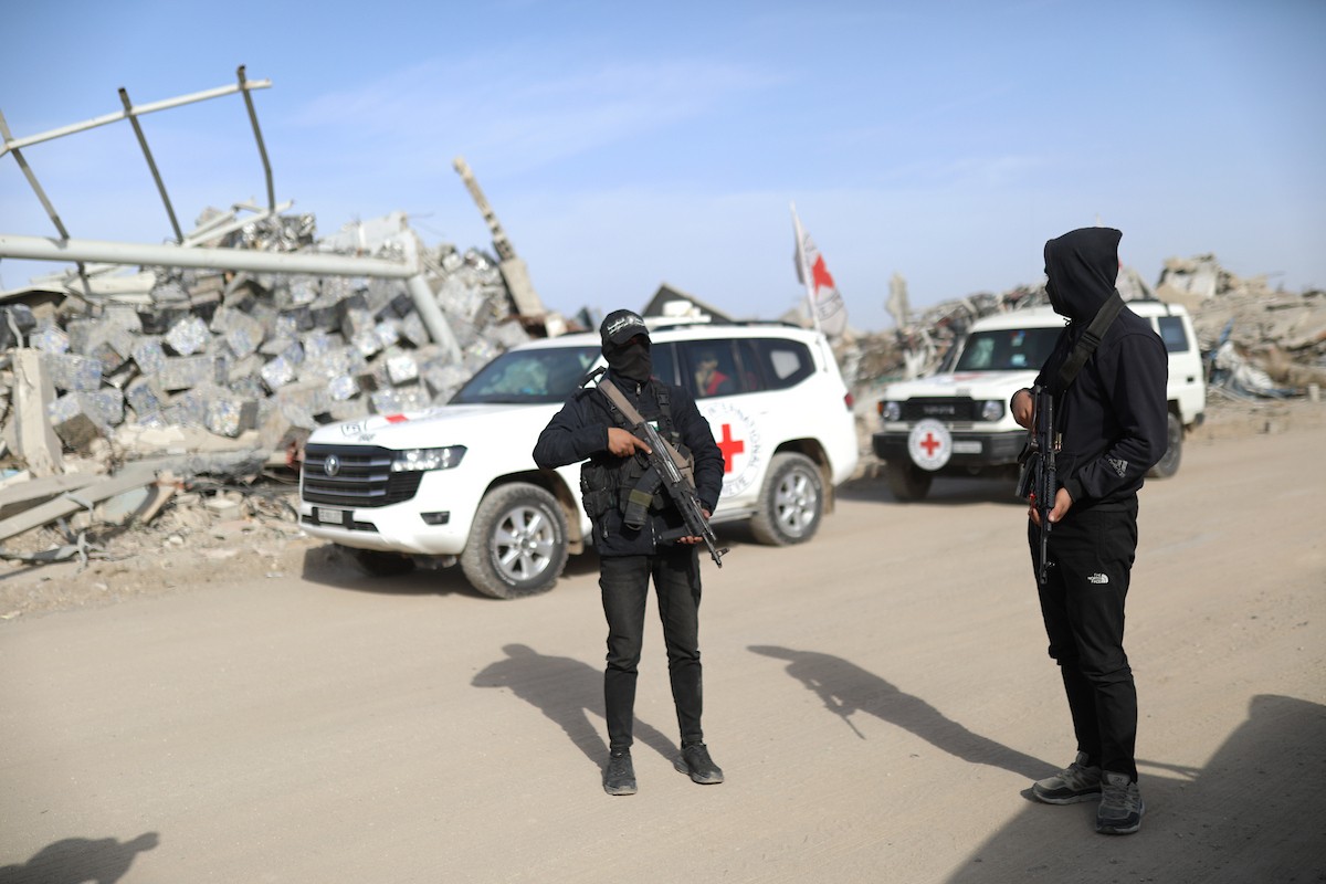 فرق من كتائب القسام ومسؤولون من الصليب الأحمر إلى جانب آليات ثقيلة تابعة لمصر،تجري عمليات بحث في حي الزيتون بمدينة غزة، لاستعادة جثة إسرائيلي في 8 ديسمبر/كانون الأول 2025. تصوير: عمر أشتوي