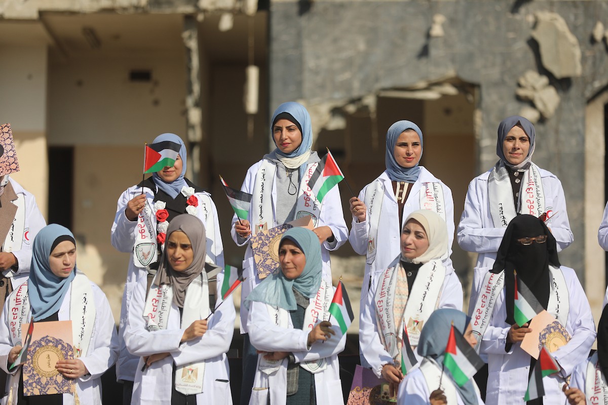 حفل تخرج للأطباء الحاصلين على البورد الفلسطيني في ساحة  الشفاء بمدينة غزة، 25 ديسمبر/كانون الأول 2025.تصوير: عمر أشتوي