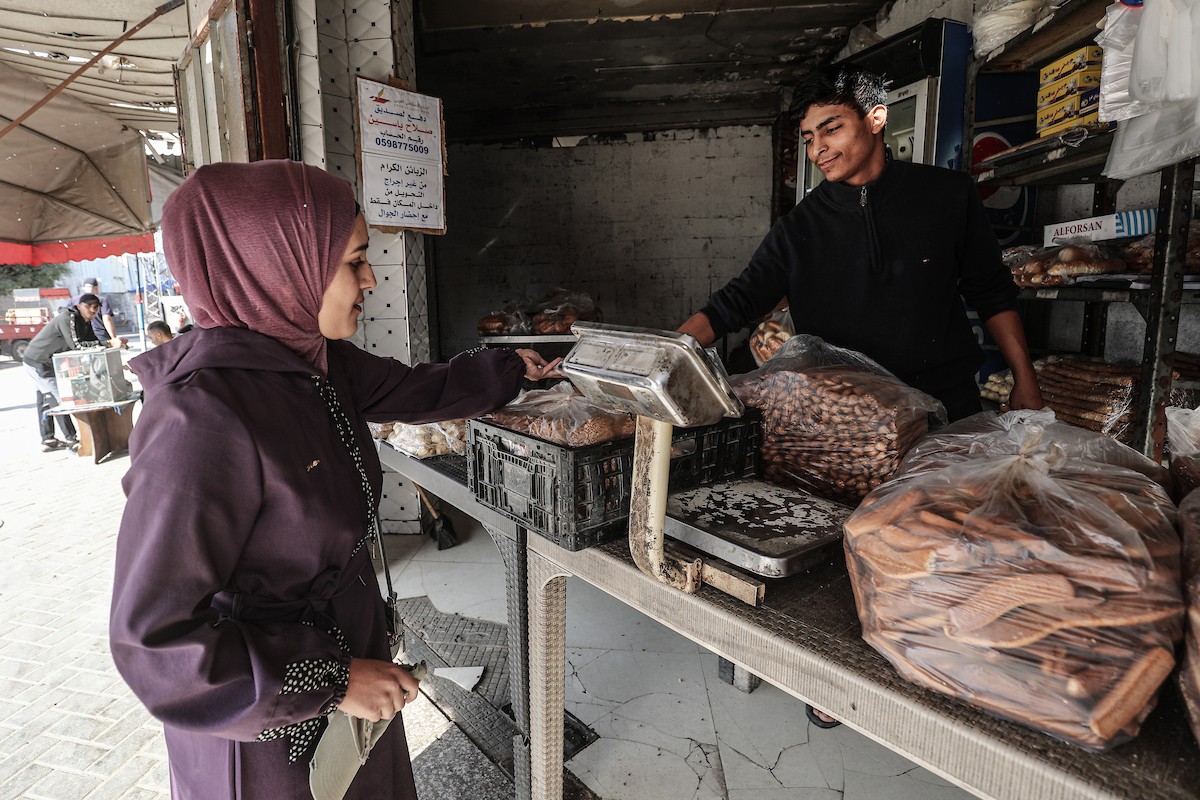 عمال فلسطينيون يعيدون تشغيل أحد أقدم المخابز في مخيم النصيرات للاجئين بعد إغلاقه لمدة عامين بسبب الحرب (11).jpg