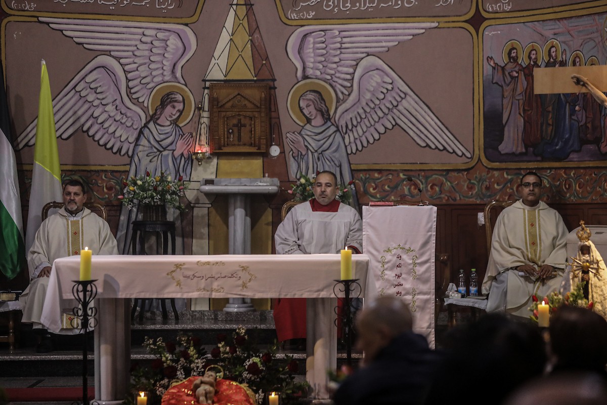 مسيحيون فلسطينيون يحضرون قداس عيد الميلاد في الدير اللاتيني بمدينة غزة في 24 ديسمبر/كانون الأول 2025. صورة: عمر أشتوي